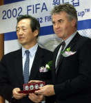 Chung Mong-joon (L) and South Korea's coach Guus Hiddink with a set of commemorative coins.