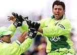 Saqlain's 'trick sees Pak through - Pakistan Zimbabwe match report